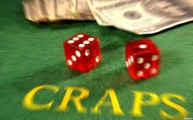Baccarat ဇယားတွင် ကတ်ဖြန့်နေမှု Casino Table Games ကစားကွင်း